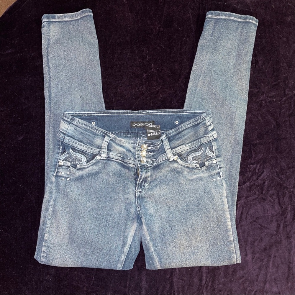Pasion ladies jeans are size 5